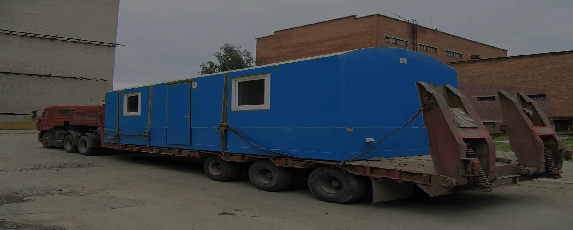 Заказать безопасную и качественную перевозку вагон домов и блок комнат по России из Рязани специализированными низкорамными тралами